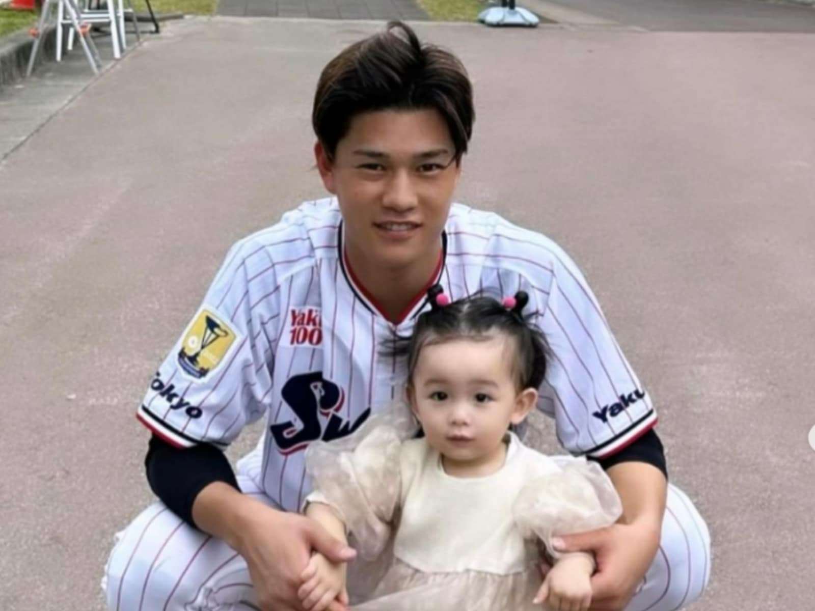 板野友美、娘とのラブラブショットに「横顔がそっくり」「顔出して大丈夫？」と注目する声集まる