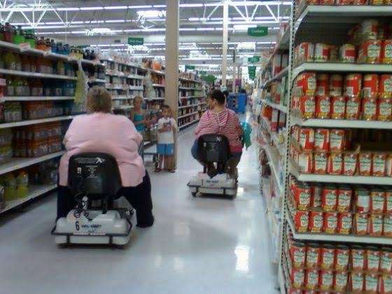 “神ボディー”で大人気の米モデル、仏誌掲載ショットが「肥満体形への嫌悪」と猛批判　「『私の細さを見て』写真」「ル・ごみ」と散々