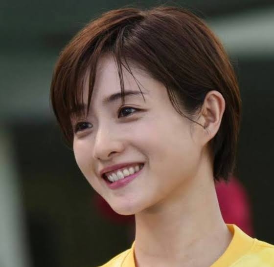 ショートヘアに似合う服装やメイク