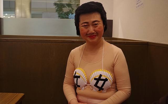 ショートヘアに似合う服装やメイク