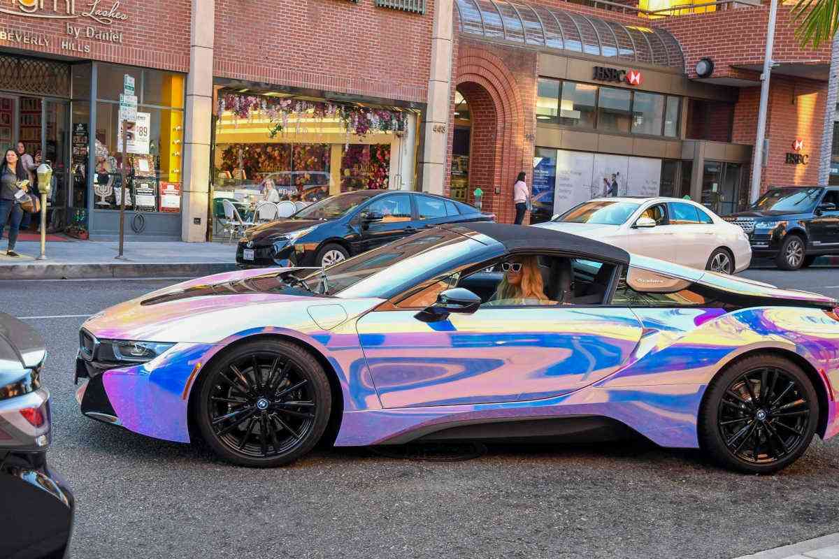 女性が「かっこいい」と思う外車は？ 2位は「ポルシェ・911」、1位は…