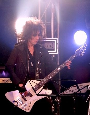 バンドのボーカル以外のメンバーの画像を貼って、バンド名が分かったら答えるトピ
