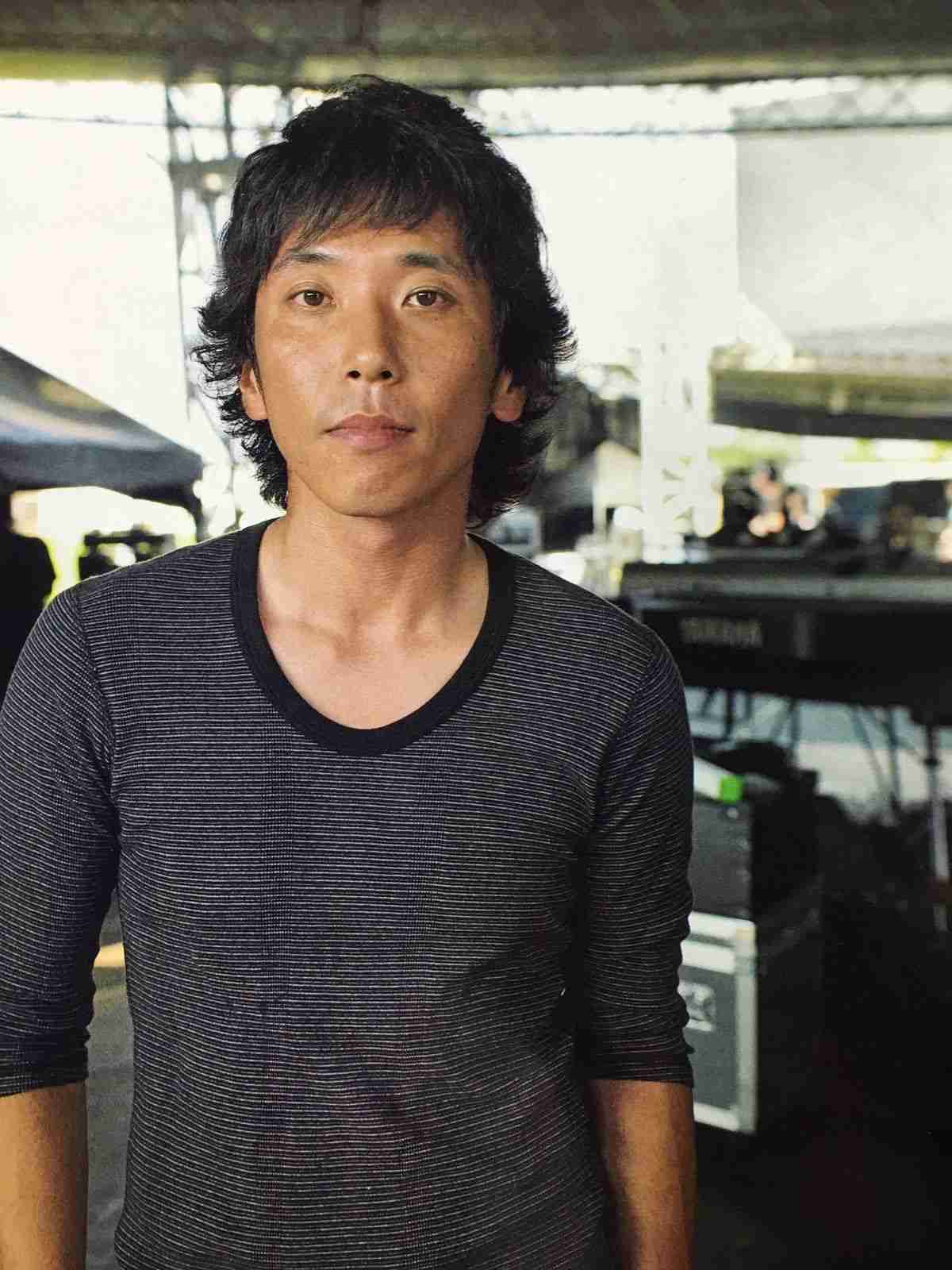 バンドのボーカル以外のメンバーの画像を貼って、バンド名が分かったら答えるトピ