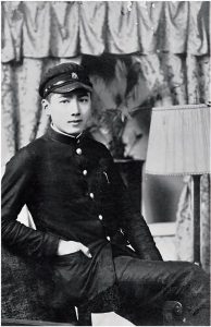 「祖父の昔の写真がイケメンで文豪かと思った」→孫と見比べると…　重なる面影にほれぼれ「遺伝ってすごい」「ちゃんと似てる！」