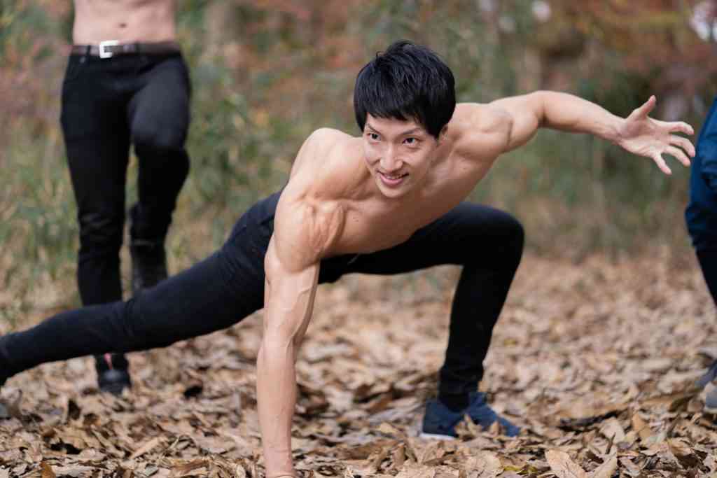 「祖父の昔の写真がイケメンで文豪かと思った」→孫と見比べると…　重なる面影にほれぼれ「遺伝ってすごい」「ちゃんと似てる！」