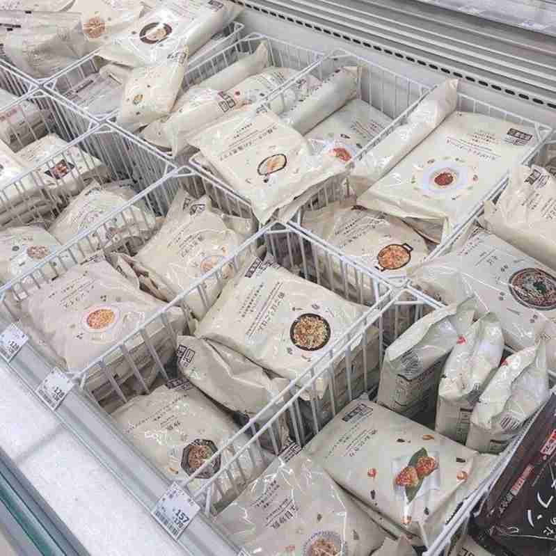 何故オムツと生理用ナプキンのデザインはこんなにダサいのか!?「尿が出たよサインが見づらい」「無地のオムツを出してくれれば…」