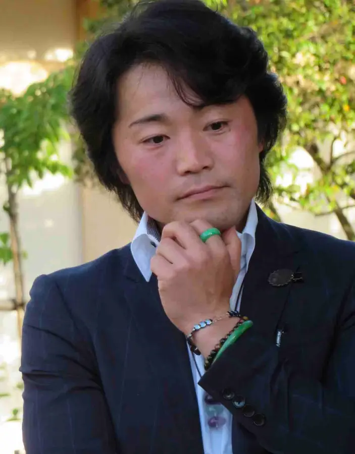 小沢一敬「飯も食えないし眠れない」“何ら恥じる点がない” 活動自粛を直撃も他人のフリ! 実弟は「ほかの人を守ろうとしている」と擁護