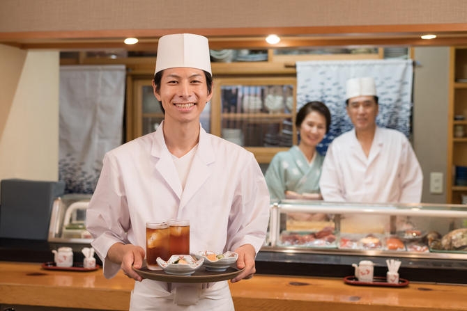 回らないお寿司屋さん行く人