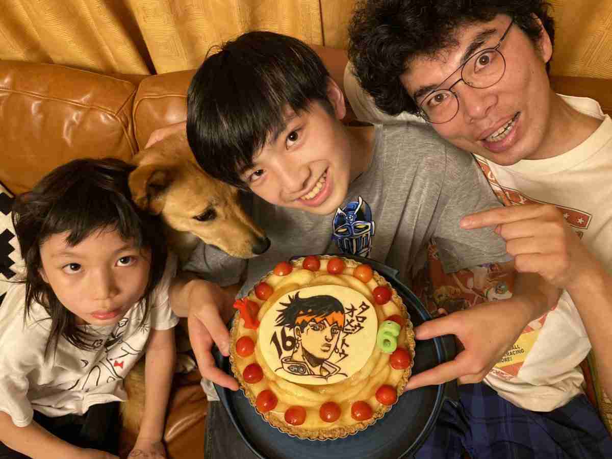 片桐仁の「スゲ～髪色」な19歳息子が「男前」と話題　「オサレさん」「爆イケ！」