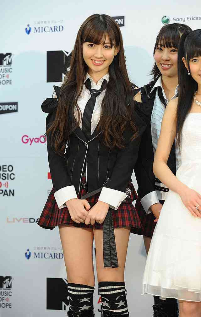 “年女”小嶋陽菜、美脚あらわなスリットワンピで辰に変身!「とても綺麗です」「最強ですね」と絶賛の声