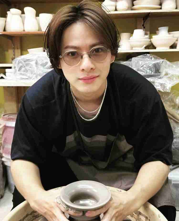キンプリ永瀬廉、25歳の誕生日にインスタ開設 黒&白の対照的な衣装まとった写真添え、ファンは歓喜「びっくり!!」
