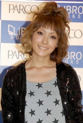 平山あや、夫・速水もこみちとの2ショットで40歳誕生日を報告　「ステキな写真」「美男美女夫婦」と反響