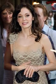 妊娠中の英俳優、授賞式での“金太郎”ドレスが賛否両論　「半裸の妊婦なんて見てられない」「ホットなママ」