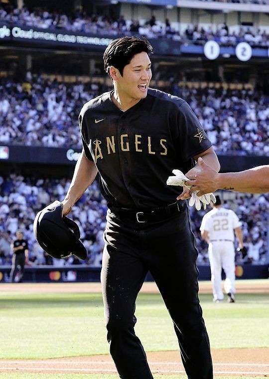 大谷翔平の愛犬デコピンにビザ発給　ということは…山本由伸の「みかん」にも必要か