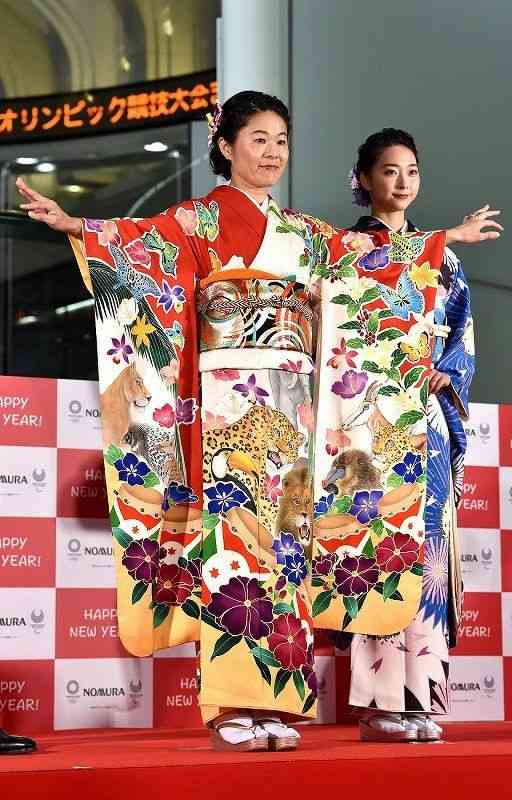 神田うの、自身デザインのヒョウ柄着物で初釜に参加　萬田久子とのツーショットも公開