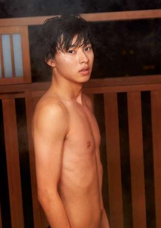 コムドットやまと、自身初の写真集からセクシーショットを公開 「美しすぎるエロ本」