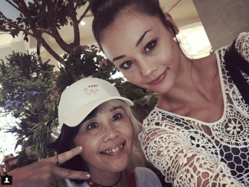 野沢直子、イケメン長男の顔出しに騒然!ワイルドな風貌「どこの俳優かと」「モデル」昨年末には初孫誕生