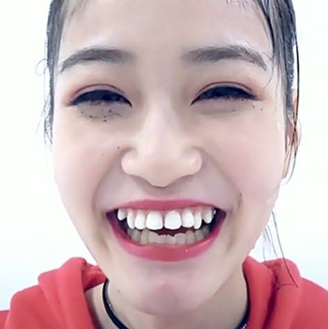 生見愛瑠、CA姿に「かわいい！」など反響　美脚際立つ超ミニ丈スカートコーデも公開