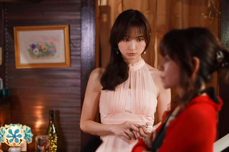後ろから激しく攻め立てられ…“不倫妻”篠田麻里子（37）に市長選＆メンタル本のオファー続々