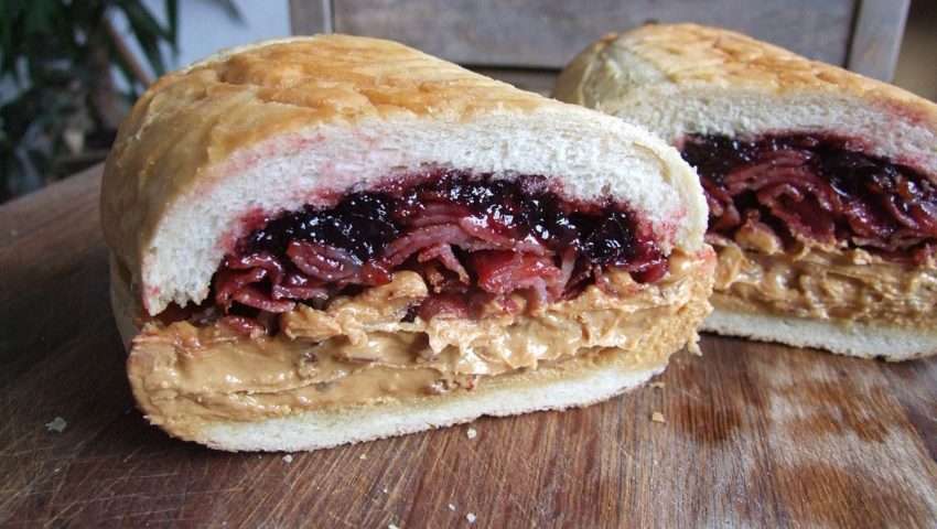 ローソンストア100で『Theカロリー』という頭悪そうなパンが売っていたが本当に頭が悪かった「パン業界の二郎」「どうやって詰め込んだ？」