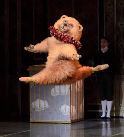 クマの着ぐるみ姿でプレゼントを贈るフリ　捜査官が麻薬密売人をおびき出して逮捕（ペルー）