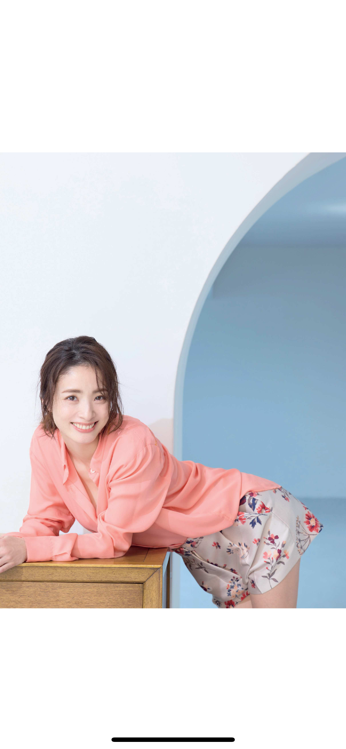 上戸彩が『FLASH』表紙に、変わらぬ美スタイルを披露