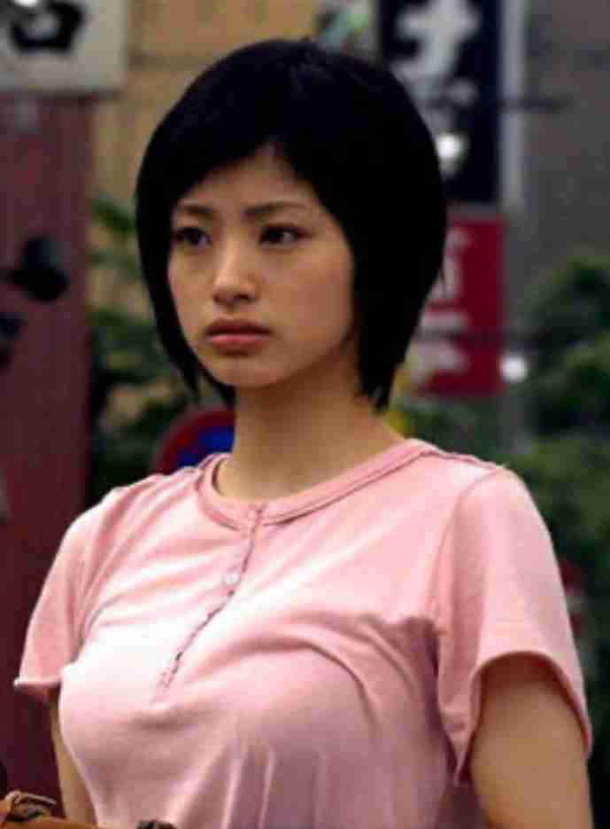 上戸彩が『FLASH』表紙に、変わらぬ美スタイルを披露