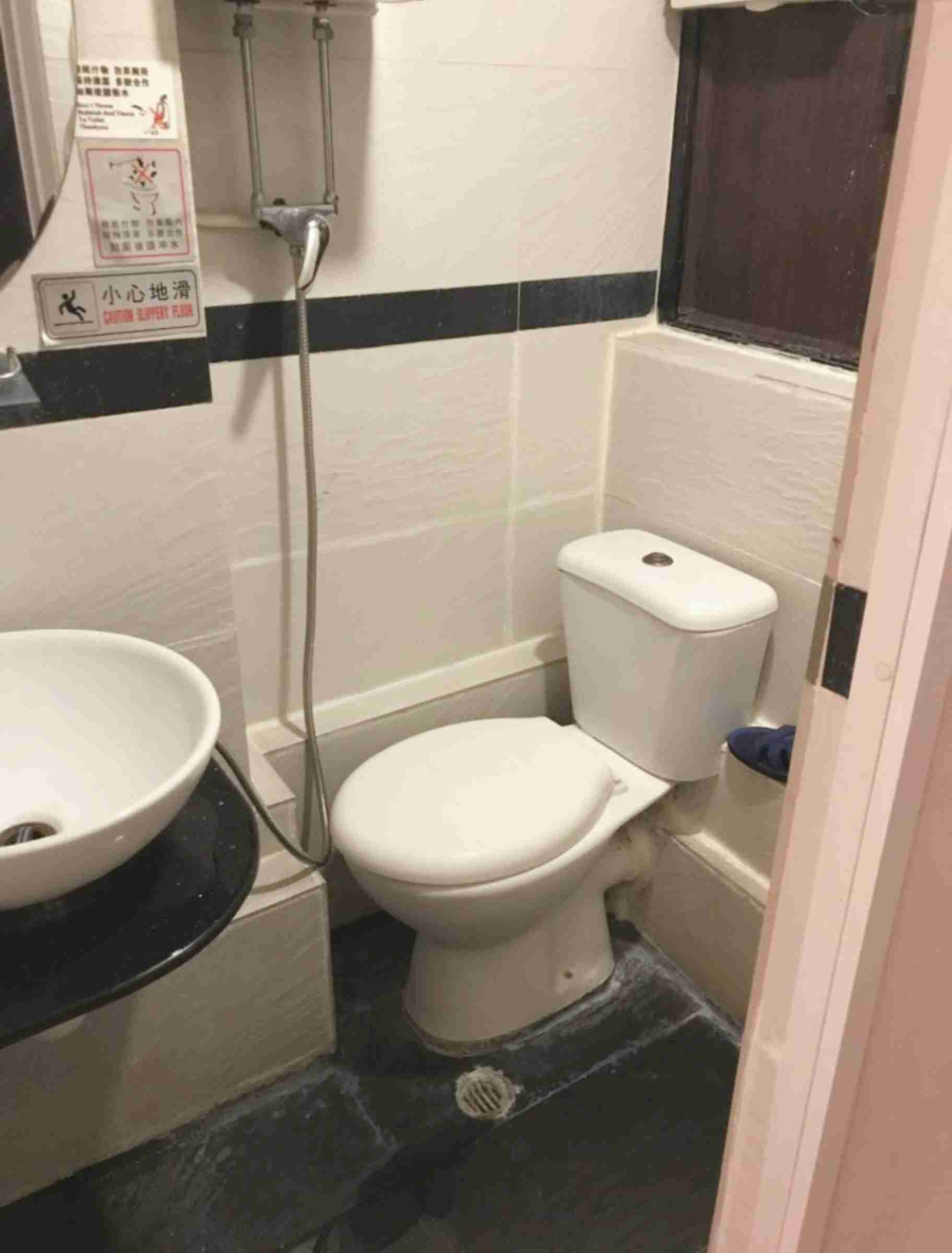 東京一狭い？　池袋にある「2.5畳」のワンルーム訪問→“衝撃の狭さ”に仰天「レンタル倉庫にしか見えない」