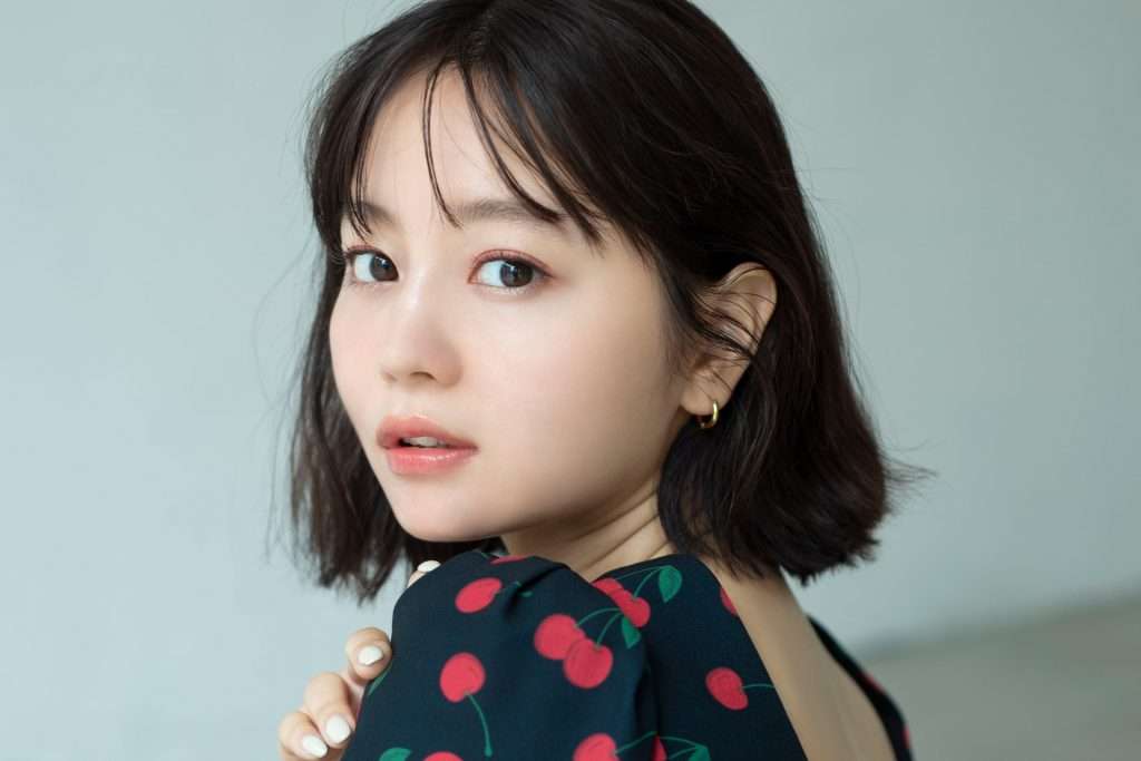 堀北真希妹・NANAMI、ロスで挙式したウエディング姿公開　ギタリスト夫との“鼻チュー”ショットも