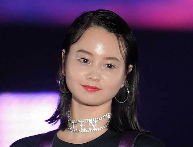 堀北真希妹・NANAMI、ロスで挙式したウエディング姿公開　ギタリスト夫との“鼻チュー”ショットも