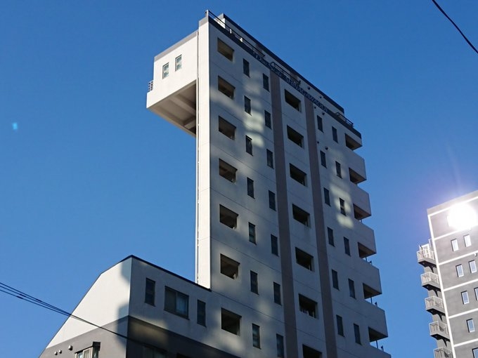 「脳がバグる」「マジでビビった」　思わず目を疑う「明らかに平面にしか見えないビル」が目撃される