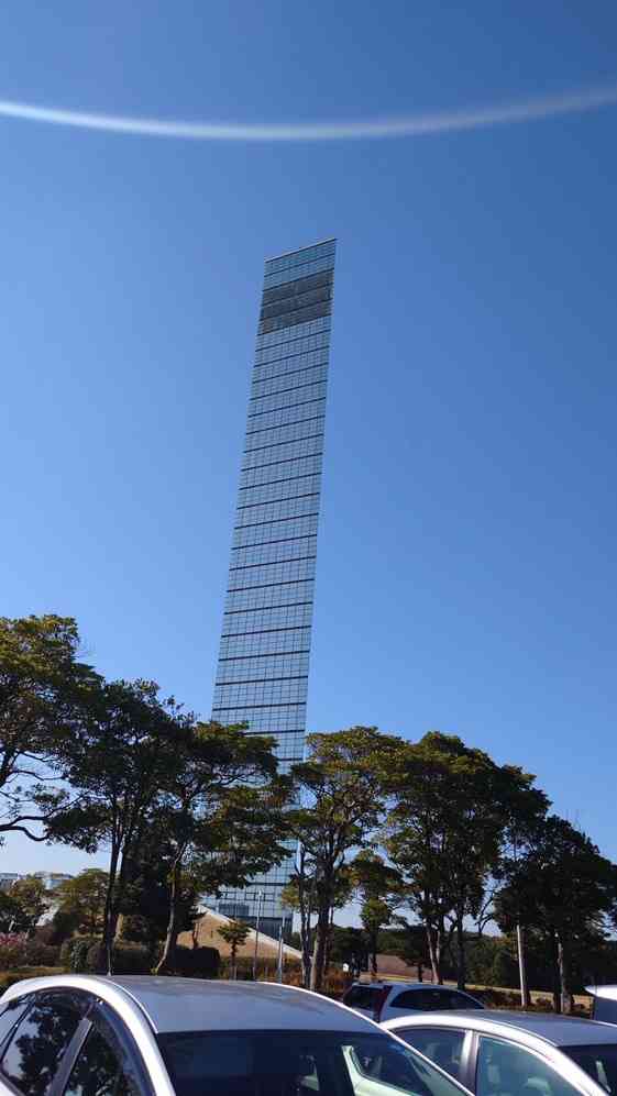 「脳がバグる」「マジでビビった」　思わず目を疑う「明らかに平面にしか見えないビル」が目撃される