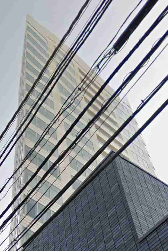 「脳がバグる」「マジでビビった」　思わず目を疑う「明らかに平面にしか見えないビル」が目撃される