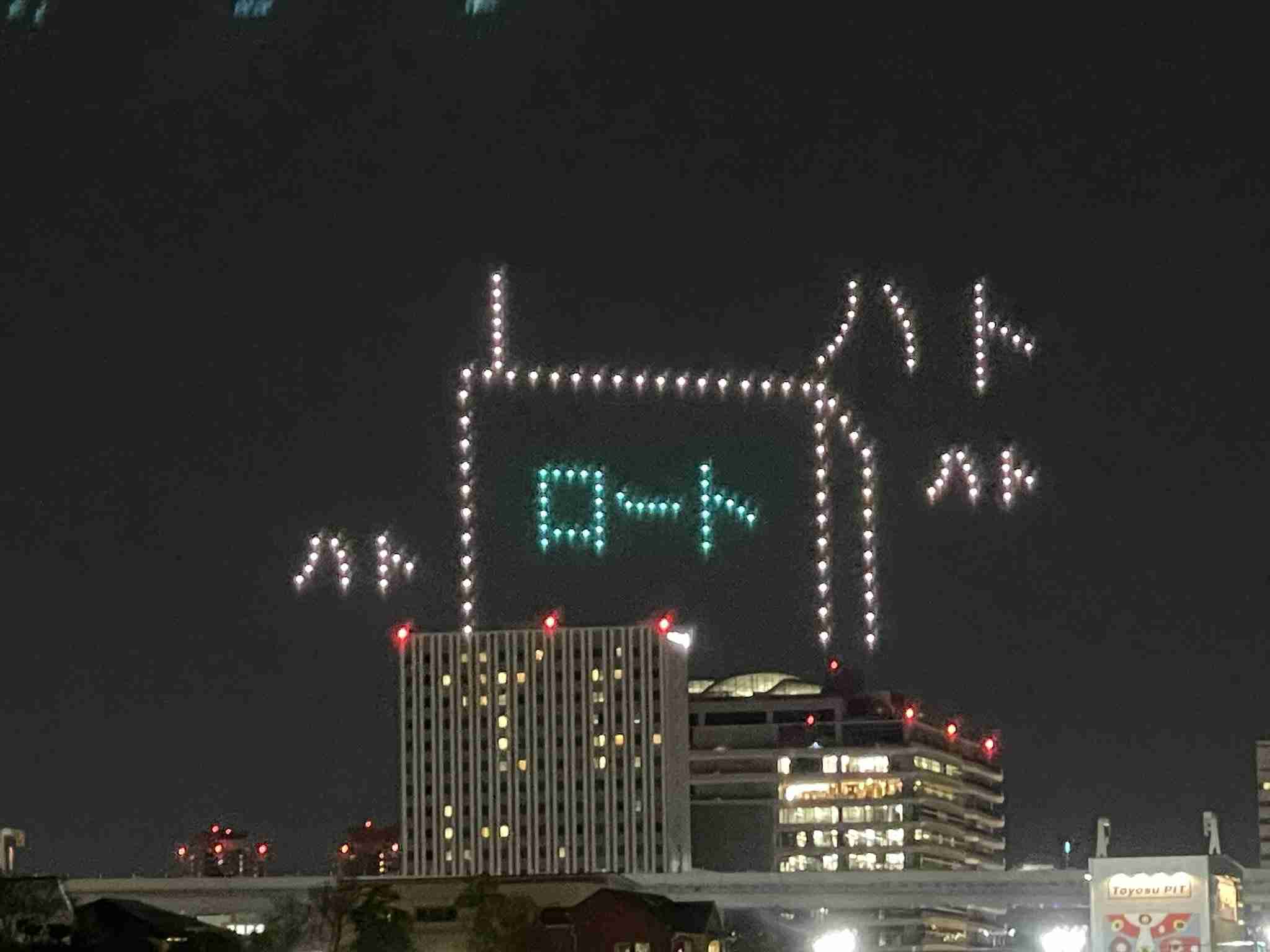 東京上空に巨大な目？　ドローン500機が編隊飛行