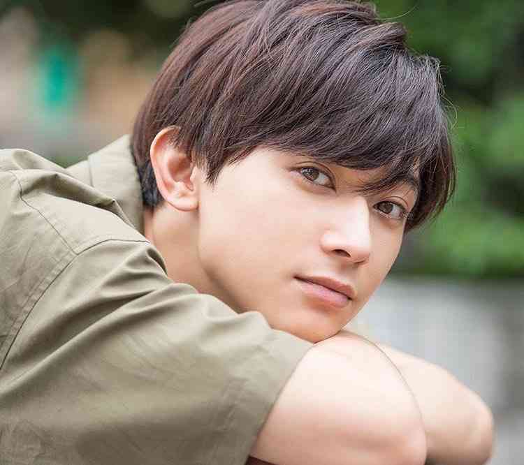 顔面が美しすぎるよ……！　『ELLE Japon』表紙に吉沢亮と清野菜名が登場　日本人男性の登場は初