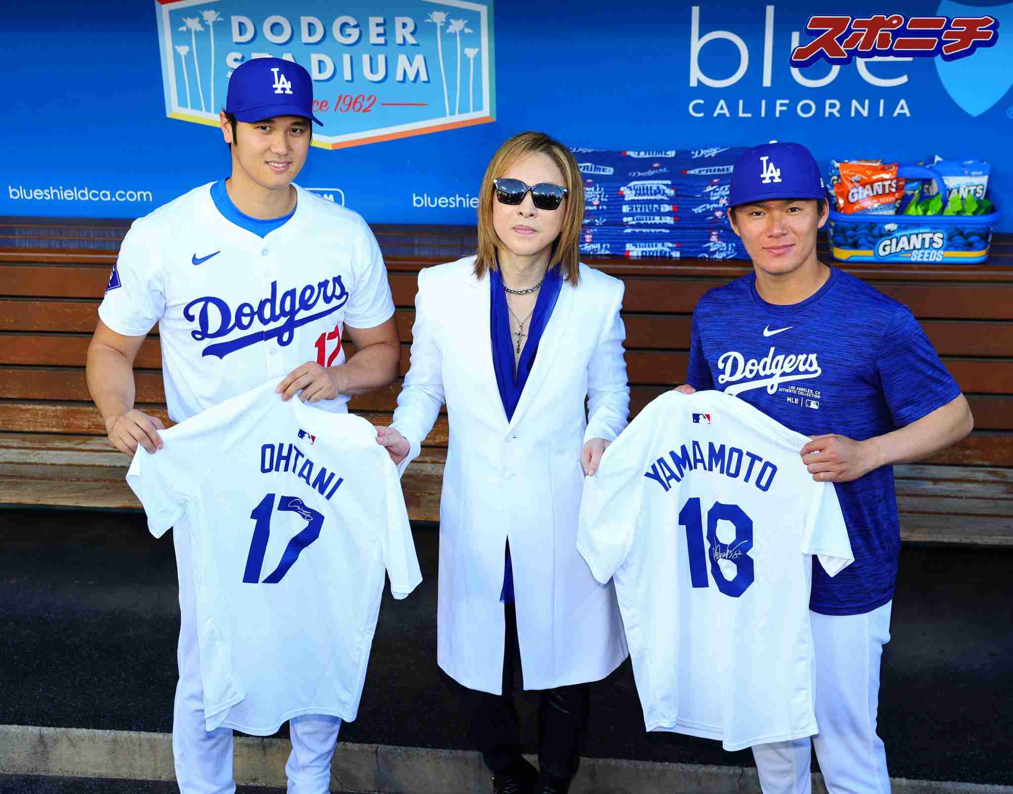 大谷翔平も山本由伸もニッコリ　YOSHIKIの生演奏とキティの始球式で笑顔のスリーショット