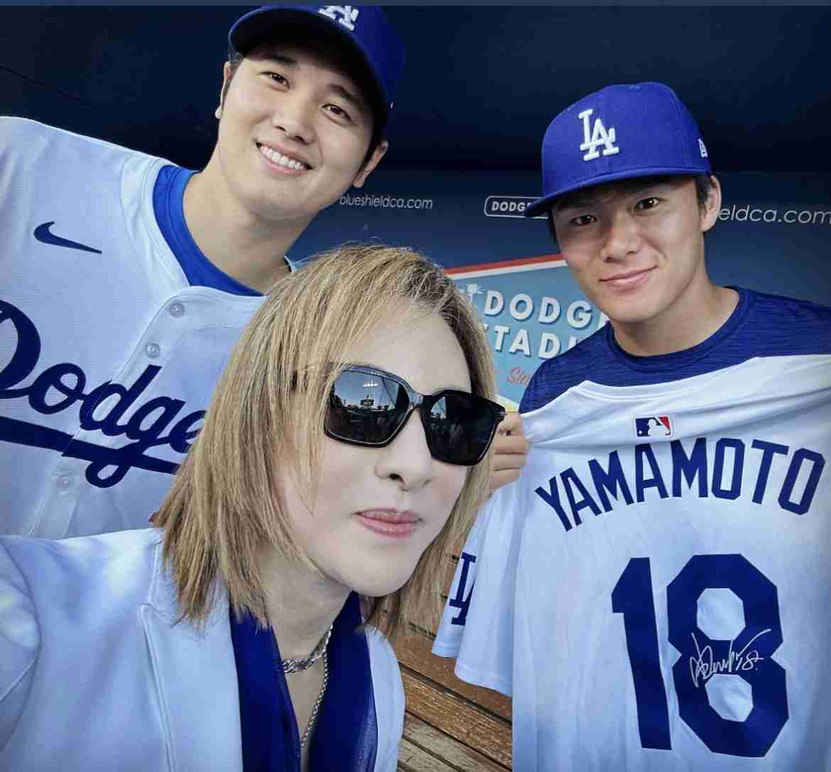 大谷翔平も山本由伸もニッコリ　YOSHIKIの生演奏とキティの始球式で笑顔のスリーショット