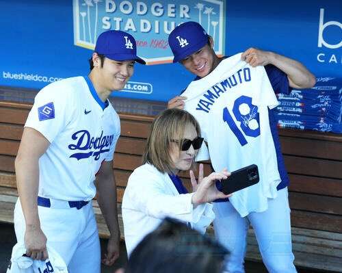 大谷翔平も山本由伸もニッコリ　YOSHIKIの生演奏とキティの始球式で笑顔のスリーショット