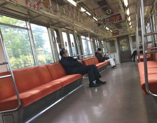 女性「電車で隣に座ってくる男キモい」SNS“炎上”…男女で《賛否》真っ二つ、それぞれの言い分とは