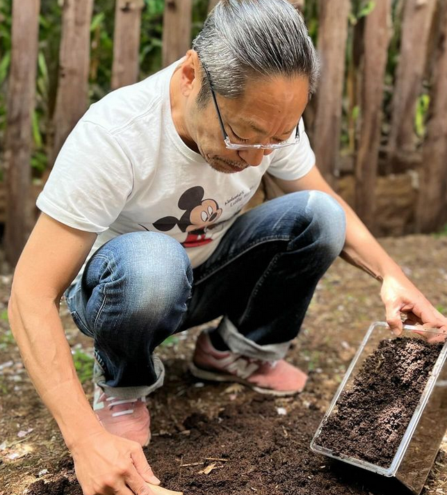 22年再婚発表の香川照之がグレイヘアに「お似合い」　1歳男児とペア服も注目「お披露目（涙）」「初披露ですね」