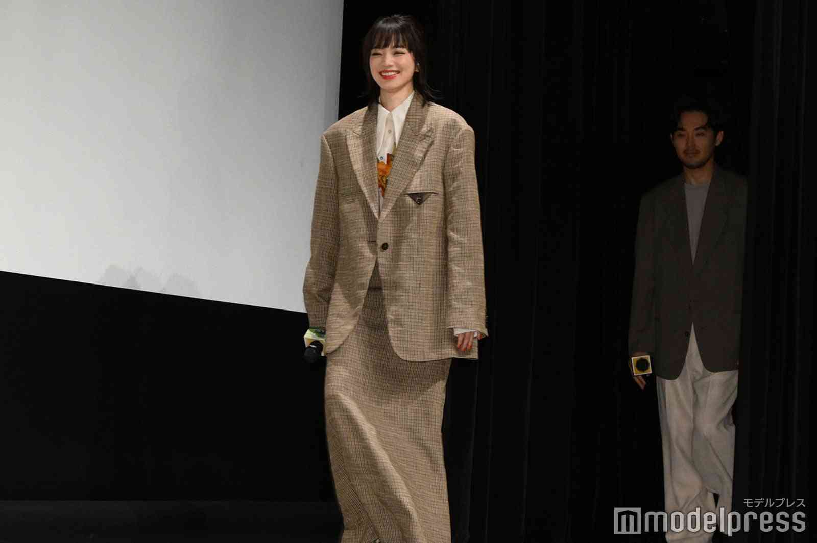 小松菜奈、第1子出産後初の公の場 監督が圧巻の美貌称賛「美しい」【わたくしどもは。】