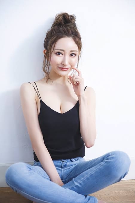 元大手銀行員から大人気キャバ嬢へ「月給が時給くらいに」桁違いの収入アップ、夜の世界を選んだ理由