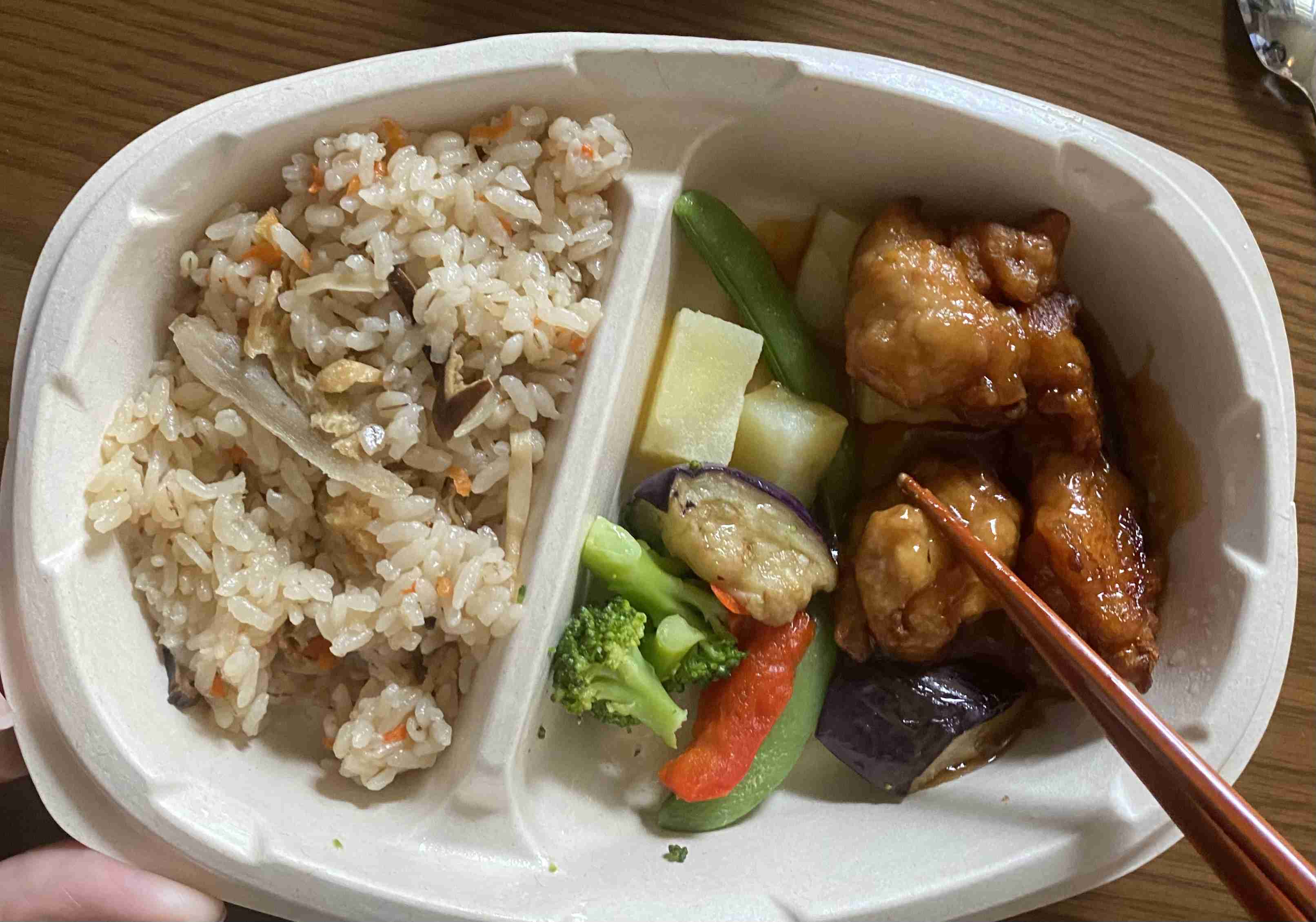 ワンプレート式の冷凍食品。普通に美味しくて、スーパーで350円くらい。学童弁当も留守番ご飯も、これ詰め替えるのでいいんでないの…？