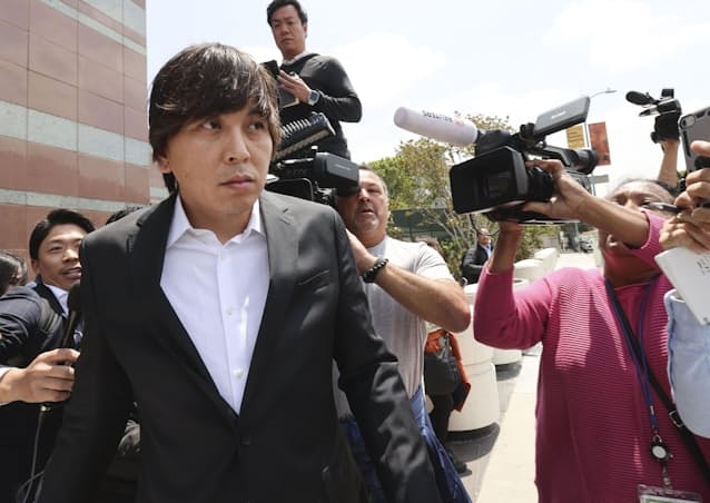 水原一平被告、ボサ髪ノーネクタイ…連邦地裁に無言で出廷、現場カオス状態、転倒するメディアも
