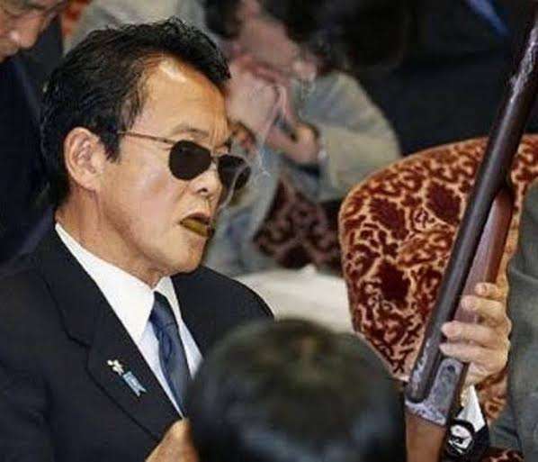 自民・麻生副総裁やりたい放題…飲み食い豪遊に年1900万円超！ 脱税疑惑の巨人坂本に匹敵