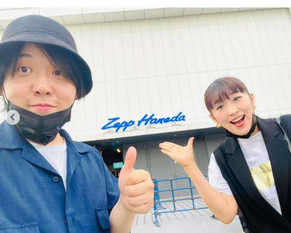 河村隆一、54歳誕生日にそっくりな“2ショット”…？　ものまね芸人の妻は「隣に並んだら全然似てなかった」