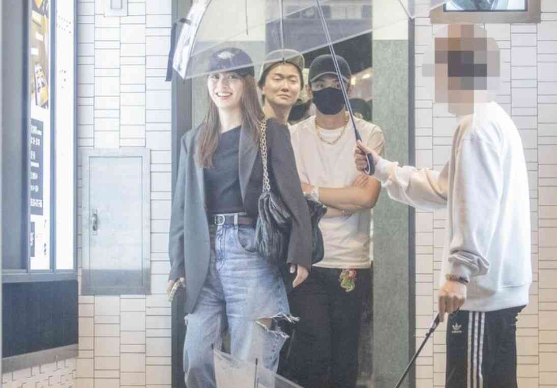 内田理央、「知らないおばあちゃんに…叱られました」他人も思わず干渉する大胆コーデを披露