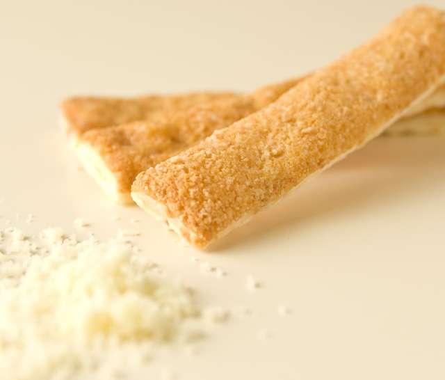 お酒のおつまみになるお菓子や缶詰めを書いて雑談するトピ