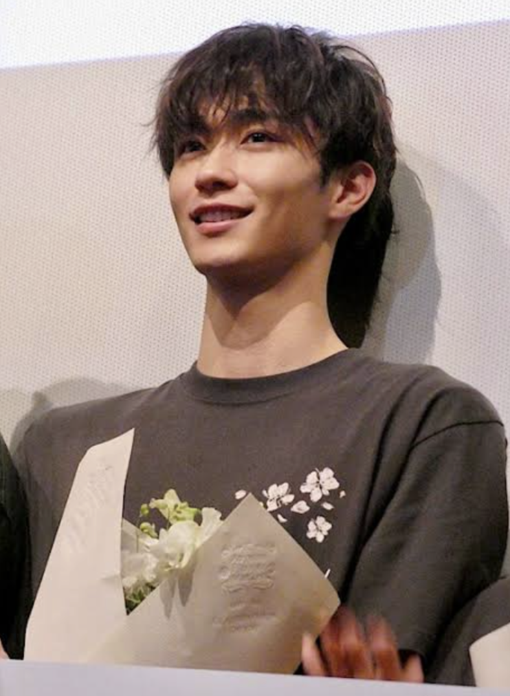 沢村一樹の次男・野村康太 フレアデニムショット披露に「足長すぎ」「顔も小さい」「スタイル完璧」の声