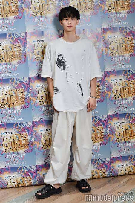 沢村一樹の次男・野村康太 フレアデニムショット披露に「足長すぎ」「顔も小さい」「スタイル完璧」の声